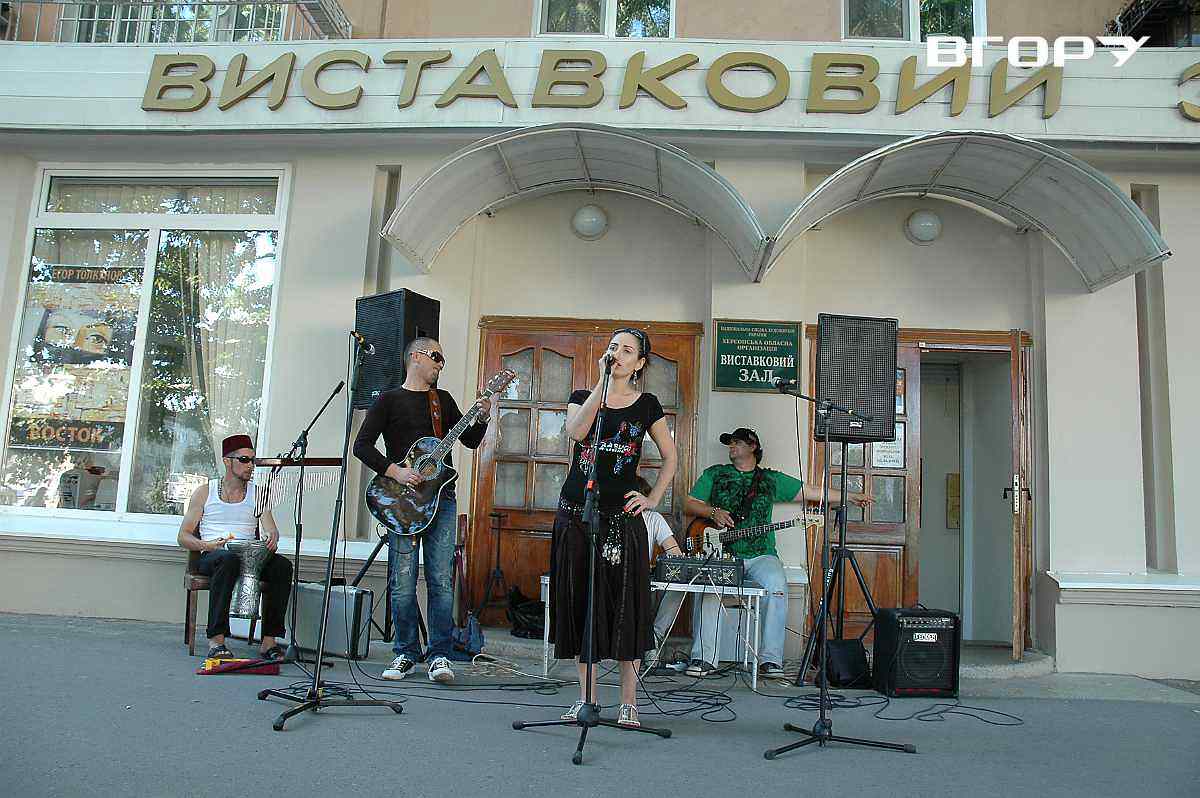 Концерт біля входу до виставкової зали